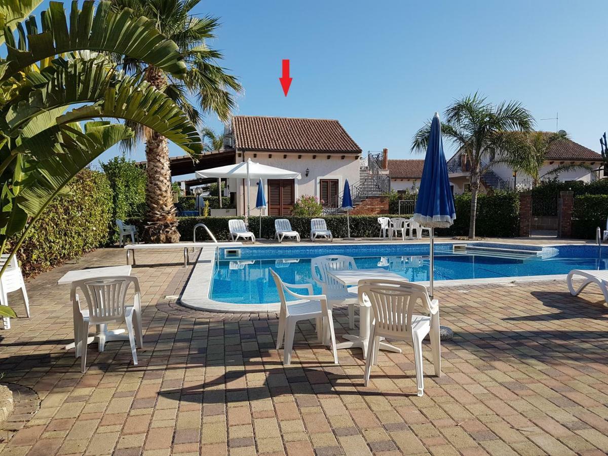 Mansarda Con Vista Piscina Villa Campofelice Di Roccella Luaran gambar