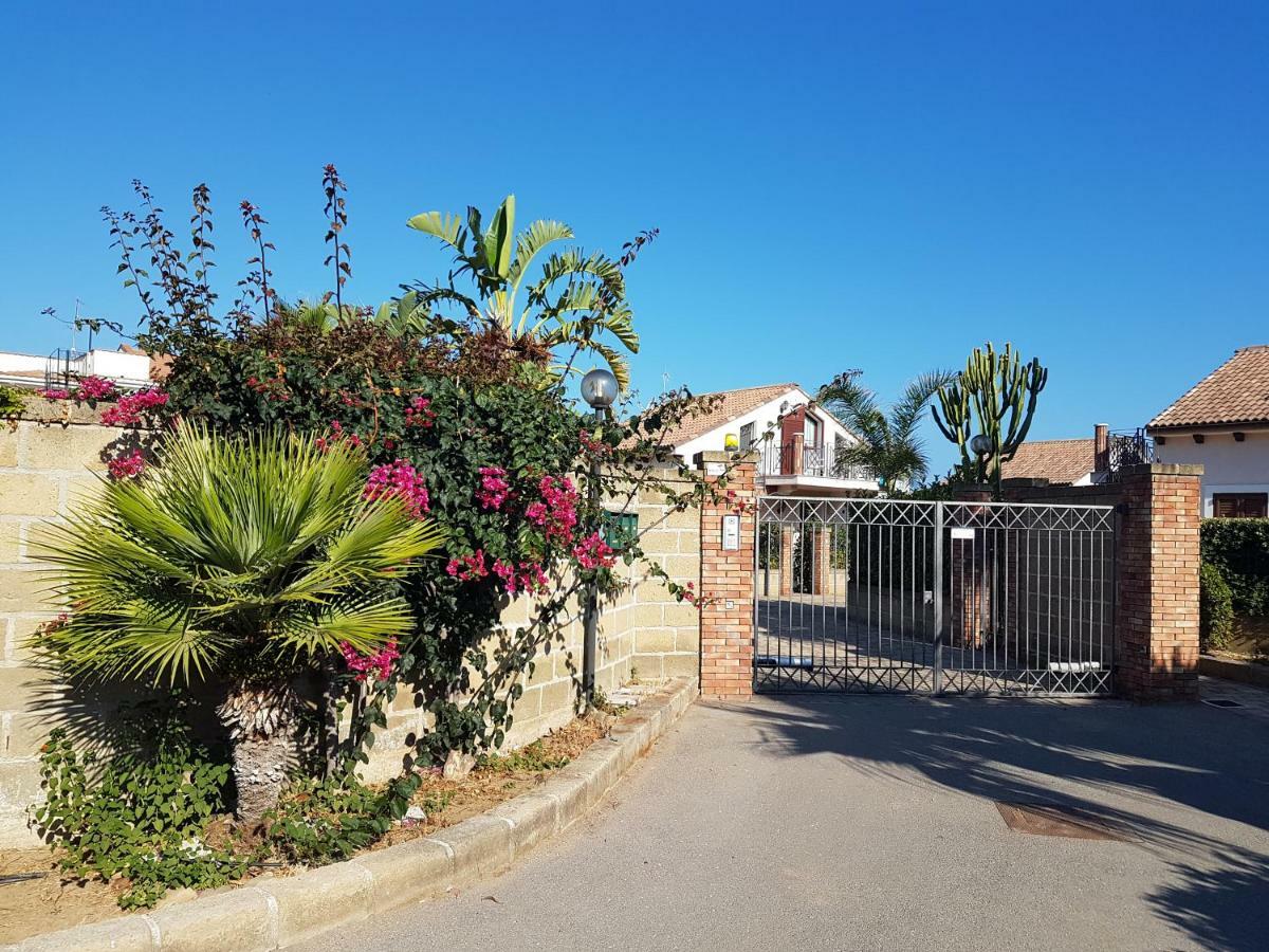 Mansarda Con Vista Piscina Villa Campofelice Di Roccella Luaran gambar