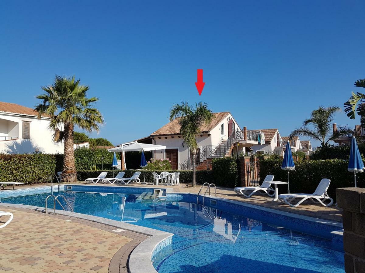 Mansarda Con Vista Piscina Villa Campofelice Di Roccella Luaran gambar