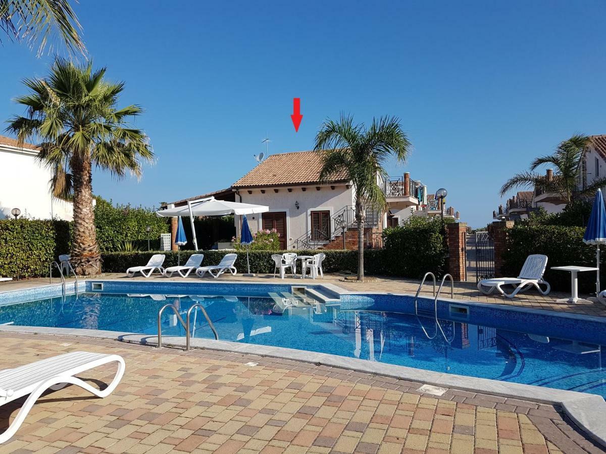 Mansarda Con Vista Piscina Villa Campofelice Di Roccella Luaran gambar