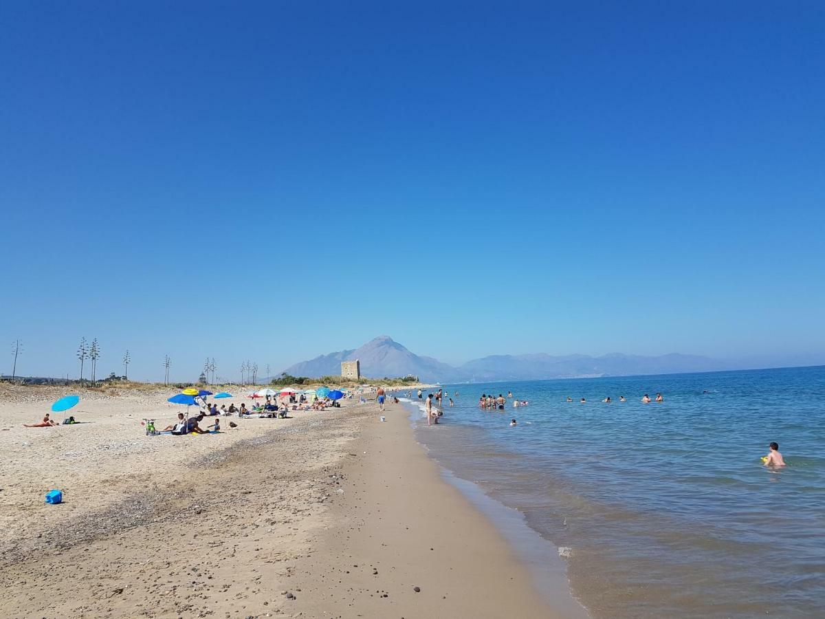 Mansarda Con Vista Piscina Villa Campofelice Di Roccella Luaran gambar
