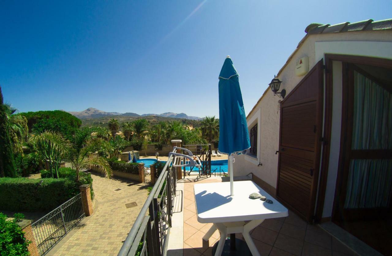Mansarda Con Vista Piscina Villa Campofelice Di Roccella Luaran gambar
