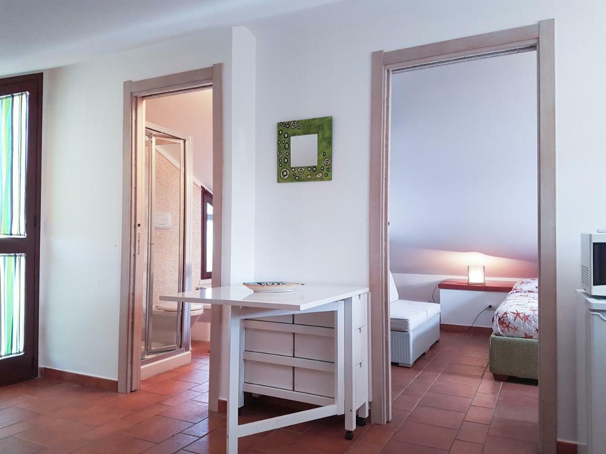 Mansarda Con Vista Piscina Villa Campofelice Di Roccella Luaran gambar
