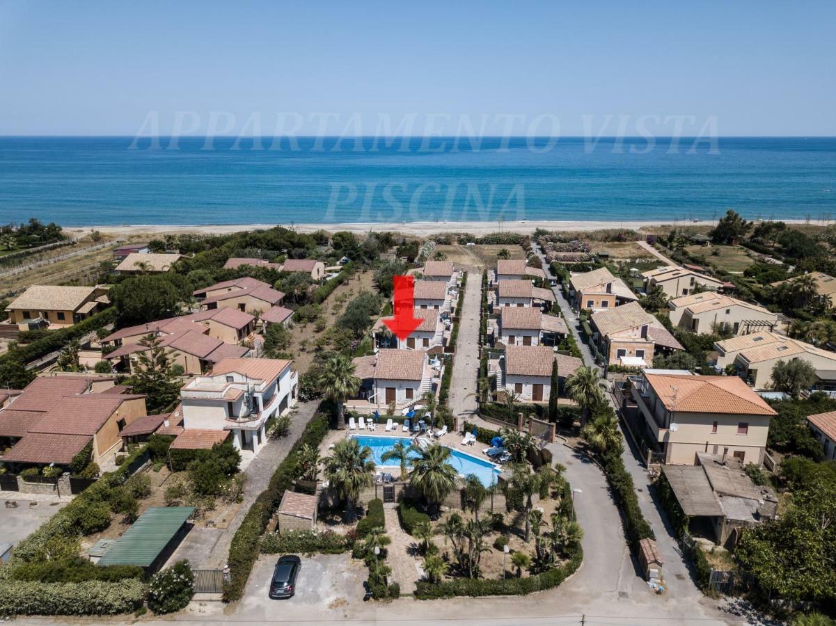Mansarda Con Vista Piscina Villa Campofelice Di Roccella Luaran gambar
