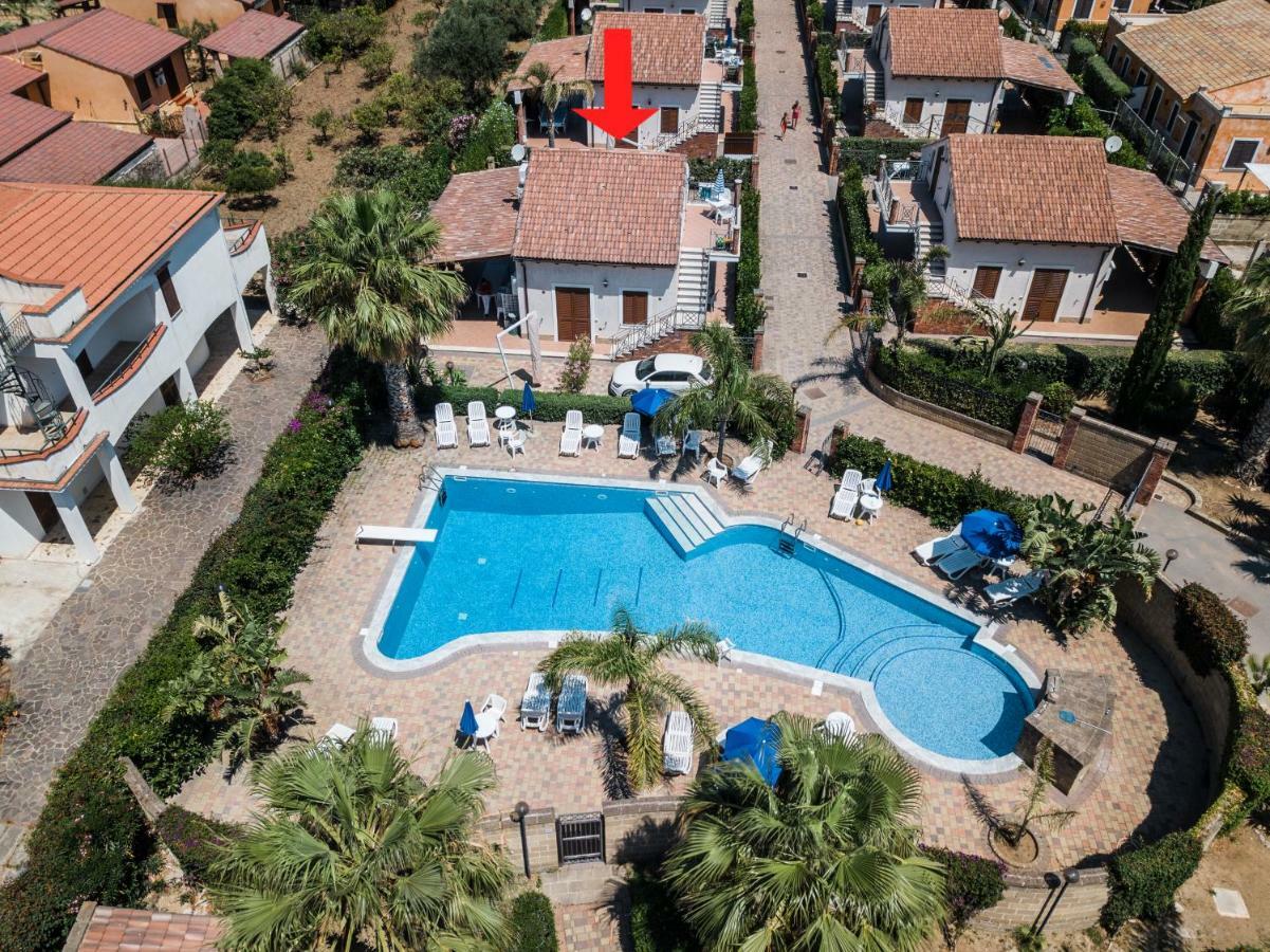 Mansarda Con Vista Piscina Villa Campofelice Di Roccella Luaran gambar
