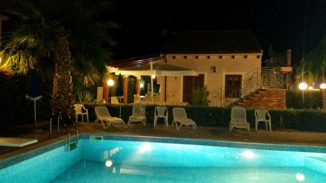 Mansarda Con Vista Piscina Villa Campofelice Di Roccella Luaran gambar